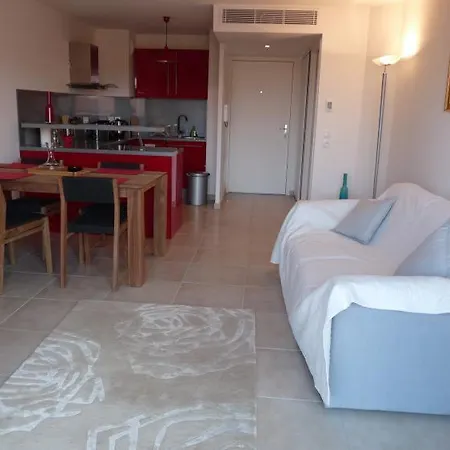 Sleeps 4 Air Con Wifi كان