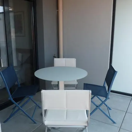 Sleeps 4 Air Con Wifi كان