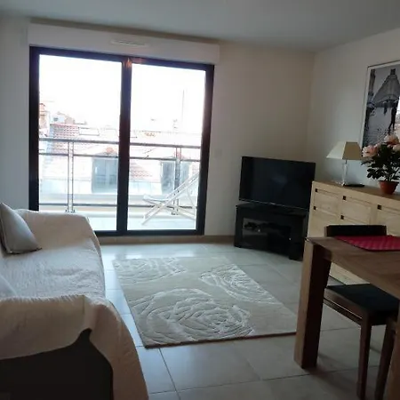 Sleeps 4 Air Con Wifi شقة *