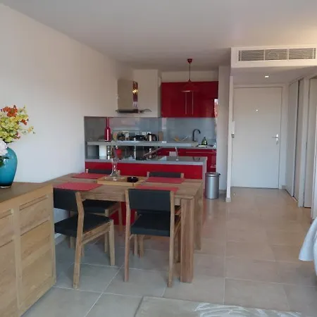 Sleeps 4 Air Con Wifi شقة