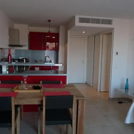 Sleeps 4 Air Con Wifi * كان