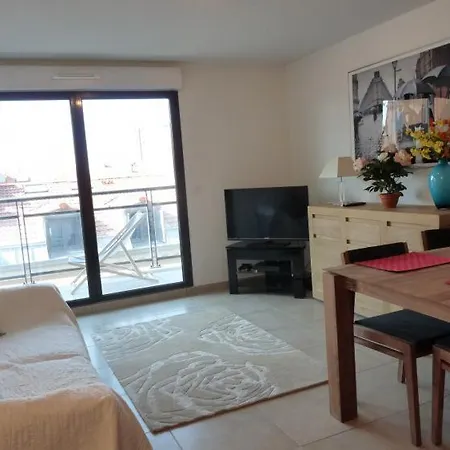 Sleeps 4 Air Con Wifi * كان