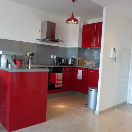 Sleeps 4 Air Con Wifi شقة