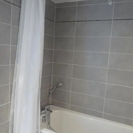 Sleeps 4 Air Con Wifi كان