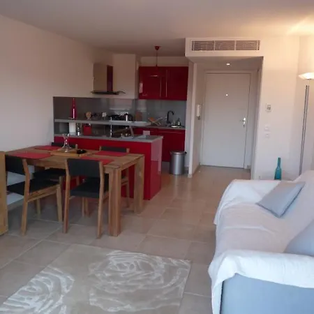 شقة Sleeps 4 Air Con Wifi كان